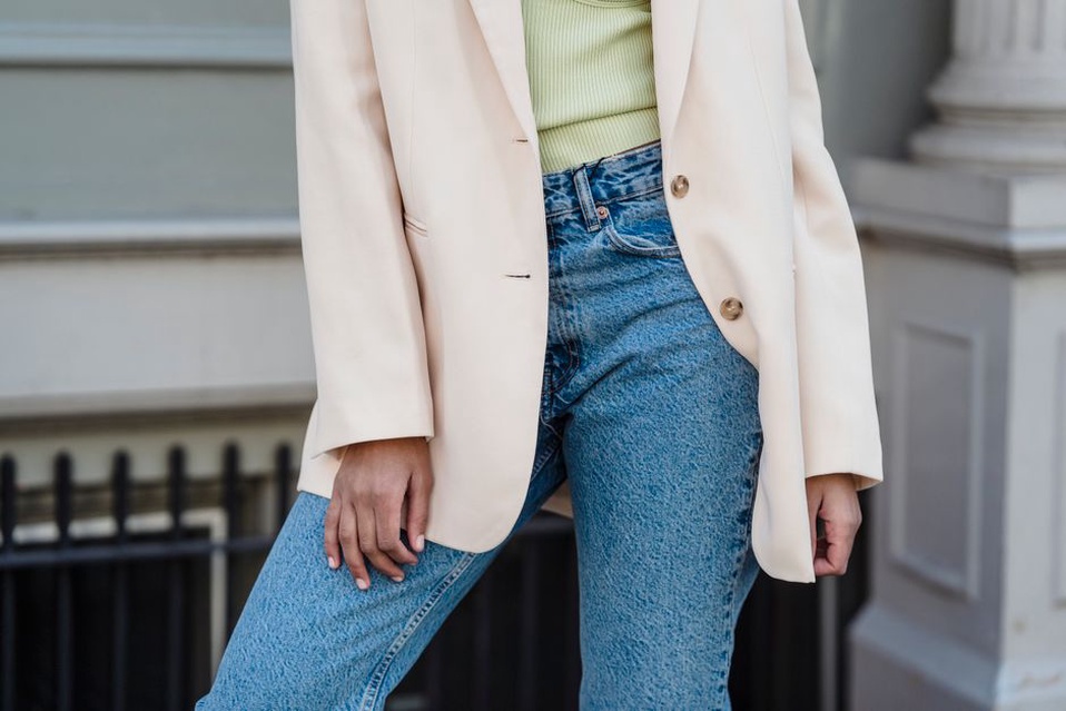 Lässiger Campus-Look mit Blazer und Jeans