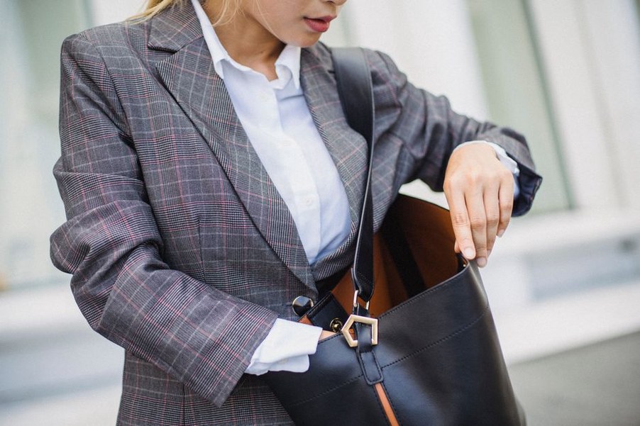 Business-Casual-Blazer-Outfit mit Handtasche