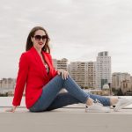 Lässiges Blazer-Outfit mit Jeans und Sneakers