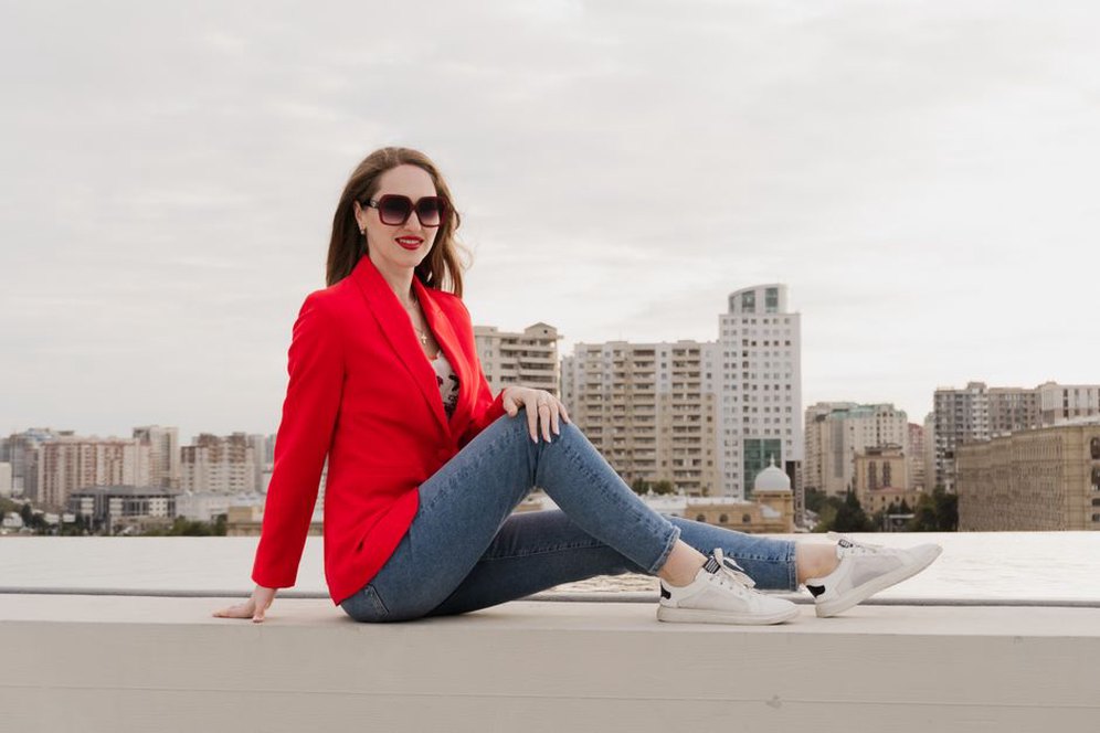 Lässiges Blazer-Outfit mit Jeans und Sneakers