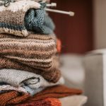 Großer Grobstrickpullover auf einem Tisch