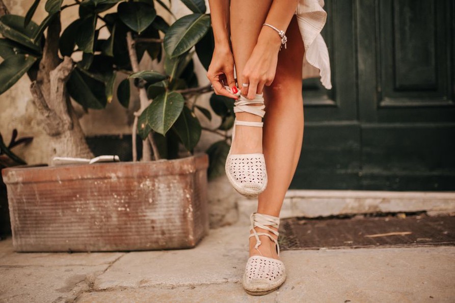 Espadrilles und Sandalen für sommerliche Outfits