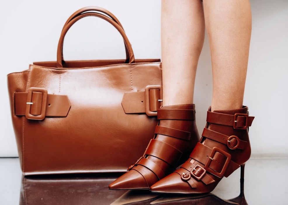 große Tasche und auffälliger Schmuck für Herbstmode