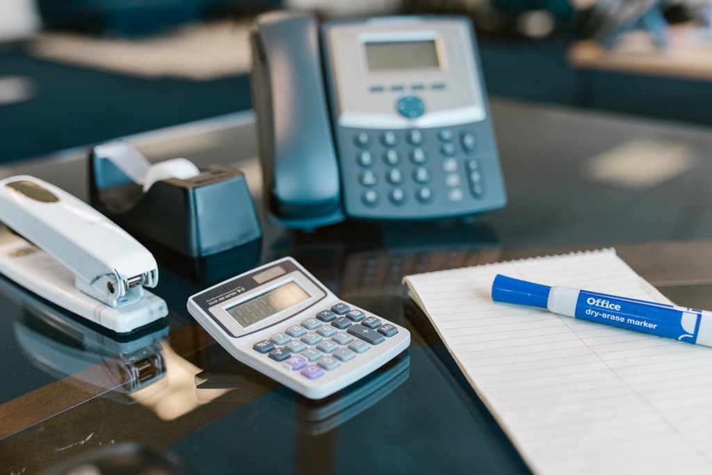 Büro-Accessoires auf Schreibtisch