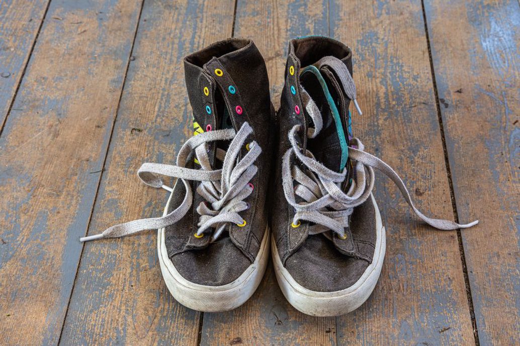 Alte Sneaker auf einem Holzboden