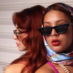 Große Sonnenbrille mit auffälliger Kette im Retro-Stil