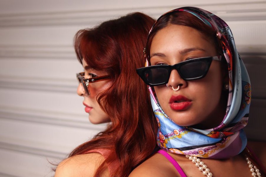 Große Sonnenbrille mit auffälliger Kette im Retro-Stil