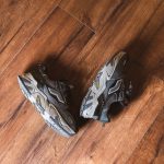 Moderne Sneaker auf Holzboden