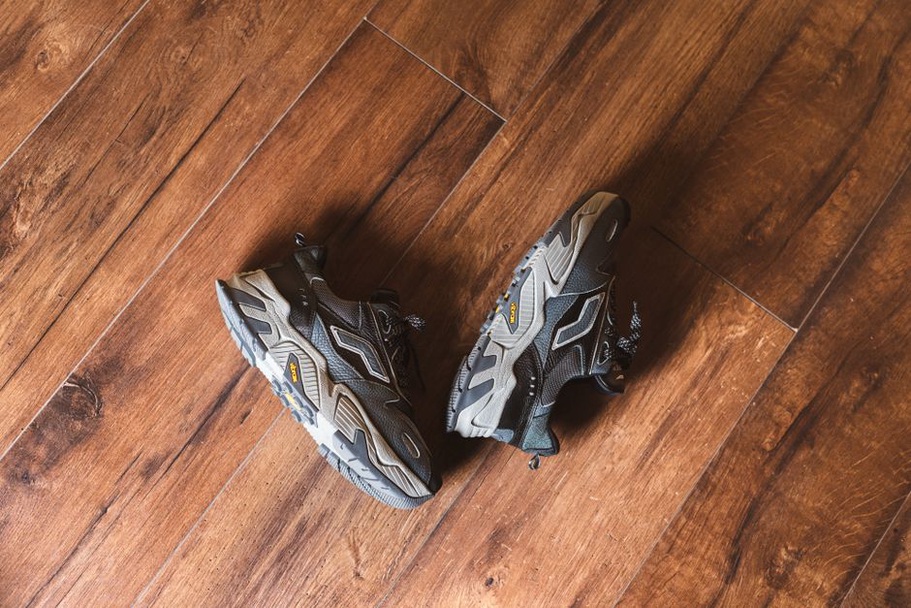 Moderne Sneaker auf Holzboden
