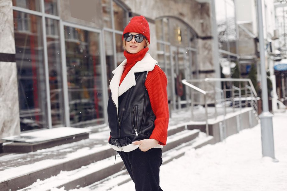 modisches Winter-Outfit auf einer Stadtstraße