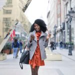 Frau mit eleganter Designer-Handtasche