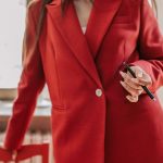 Frau im Blazer-Outfit fürs Büro