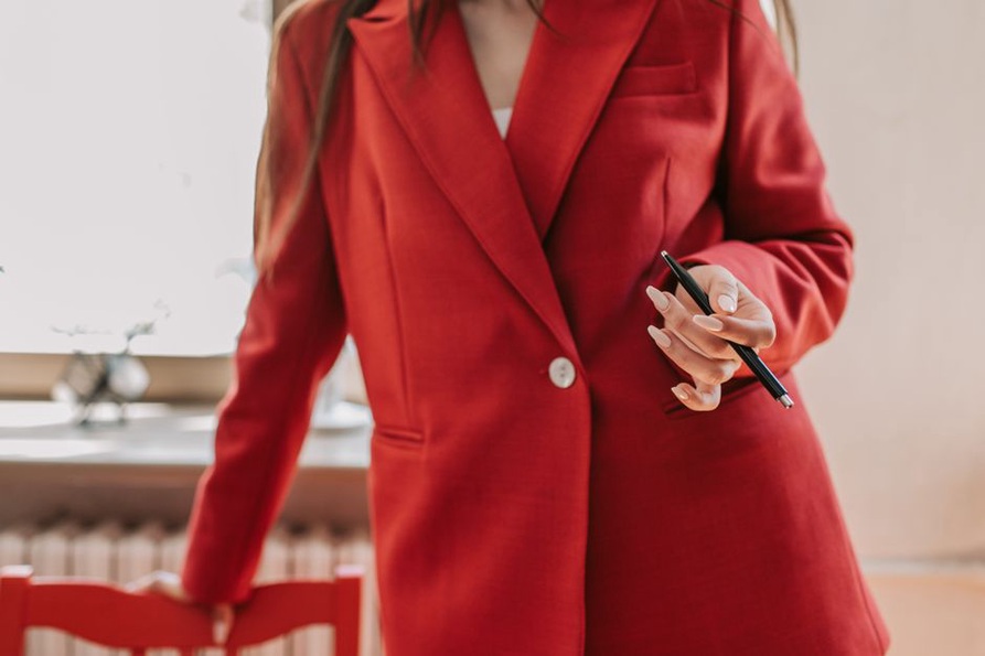 Frau im Blazer-Outfit fürs Büro