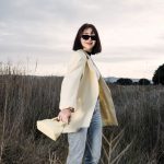 Frau trägt Jeans und Blazer