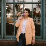 lässiger Blazer mit heller Jeans und Slippern für einen Stadtbummel