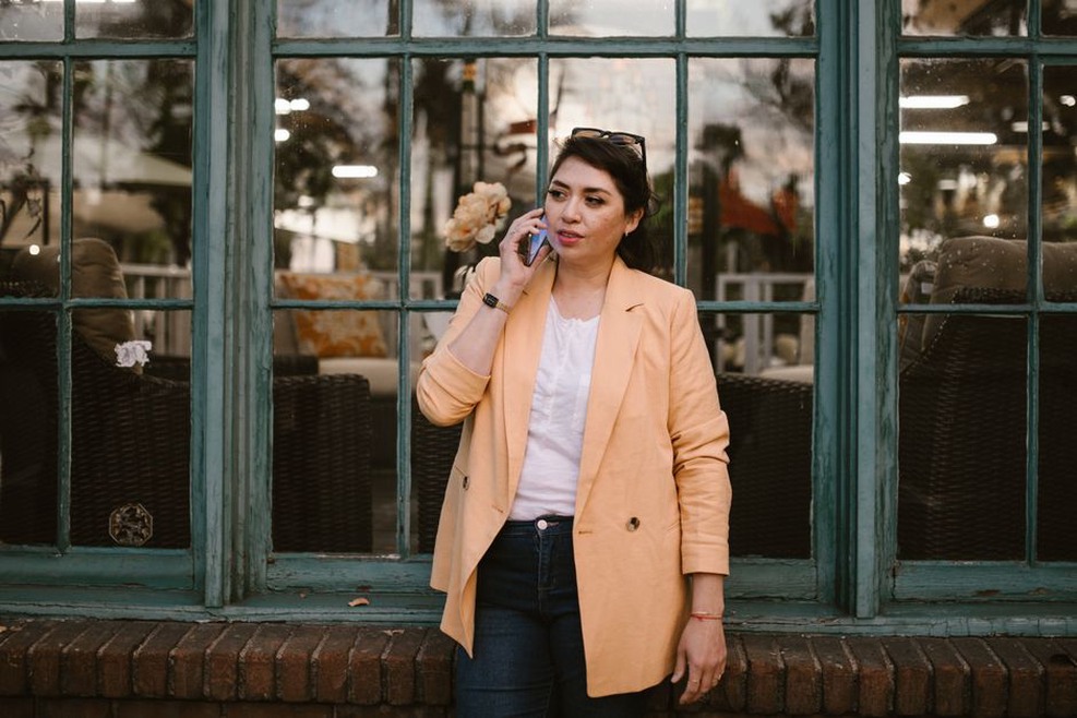 lässiger Blazer mit heller Jeans und Slippern für einen Stadtbummel