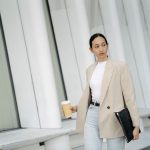 Schlichter Look mit Blazer und dunkler Jeans