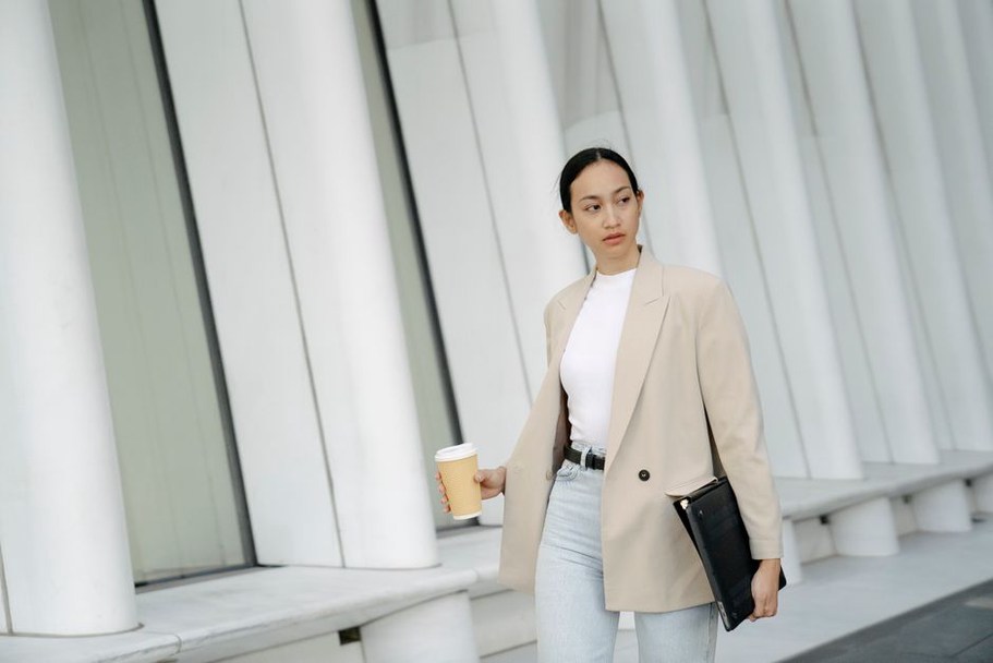 Schlichter Look mit Blazer und dunkler Jeans