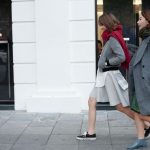 Blazer, dunkle Jeans und Stiefeletten für den Herbst