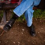Parka, dunkle Jeans und Stiefeletten im Herbst