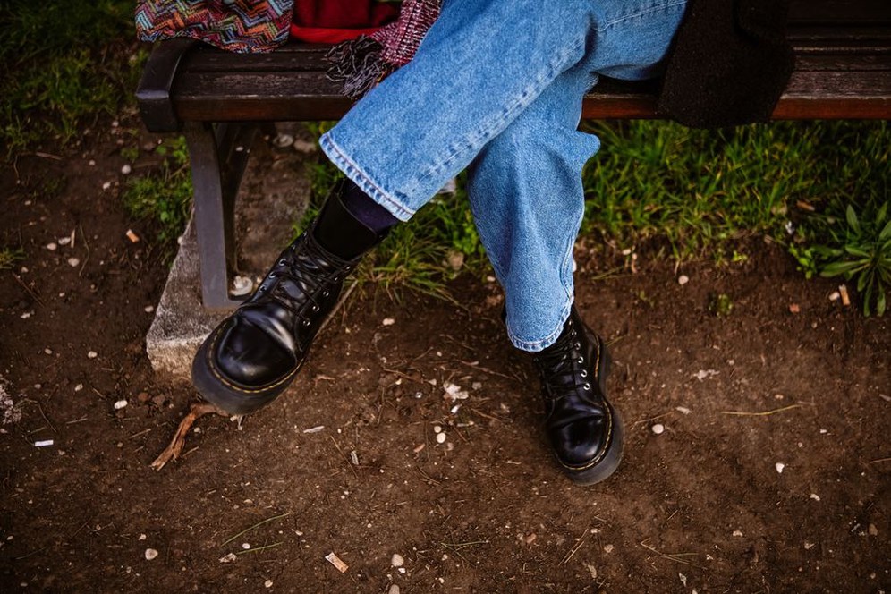 Parka, dunkle Jeans und Stiefeletten im Herbst