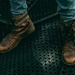 Braune Ankle Boots zu dunkler Jeans und Blazer