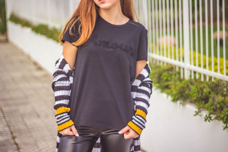 Ringelshirt, Strickjacke und Boots für einen Unitag