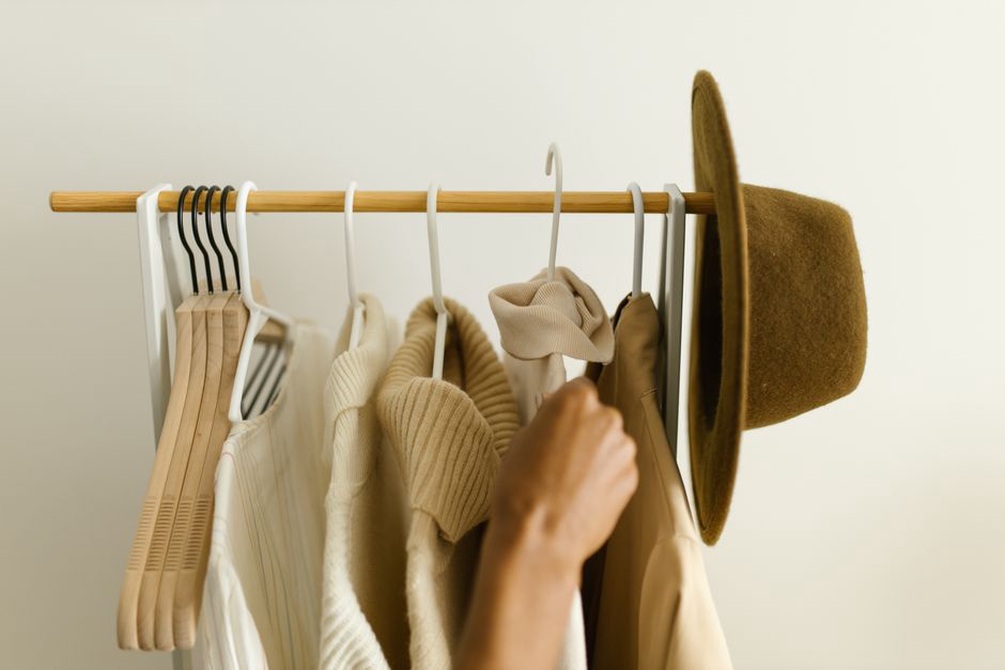 Neutrale Alltagsstücke aus Denim, Strick und Boots