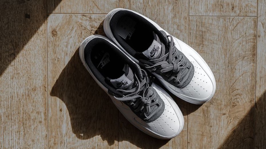 Lässige Sneaker auf Holzboden
