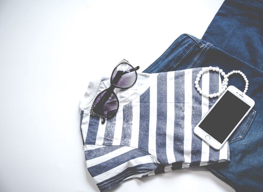 Jeansjacke, Ringelshirt und Boots als flexible Freizeitkombination