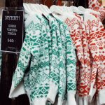 Gemütliche Strickpullover auf Kleiderbügeln