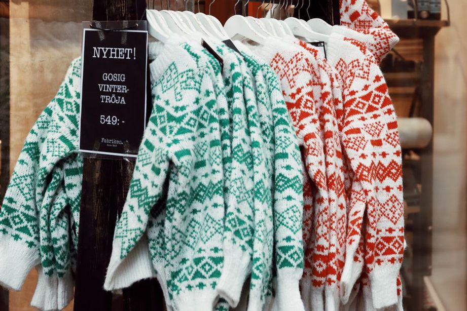 Gemütliche Strickpullover auf Kleiderbügeln