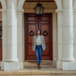 Dunkle Jeans mit hellem Strick und Blazer