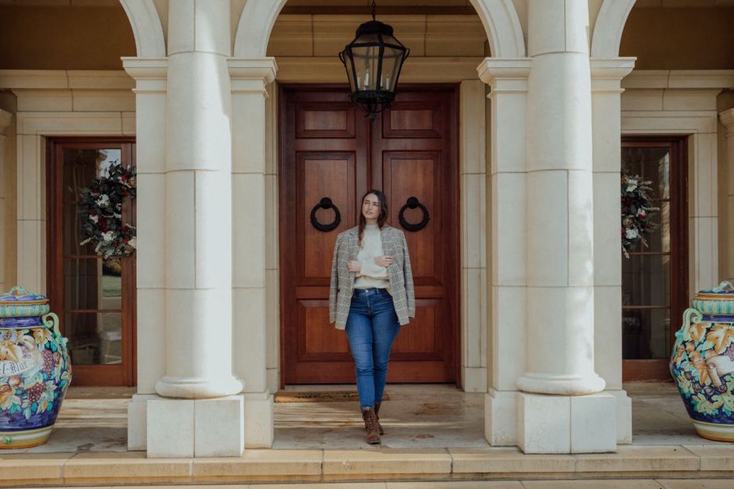 Dunkle Jeans mit hellem Strick und Blazer