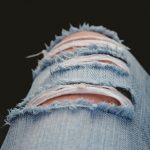Sommer-Jeans im Used-Look mit hellem T-Shirt
