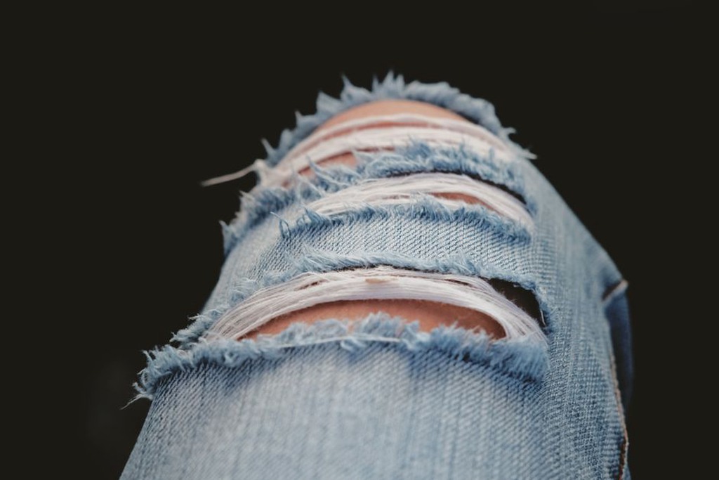 Sommer-Jeans im Used-Look mit hellem T-Shirt
