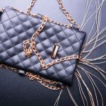 Tasche, Kette und Gürtel als Akzente zum Blazer