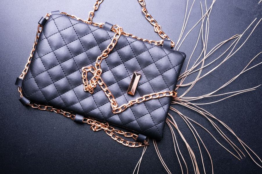 Tasche, Kette und Gürtel als Akzente zum Blazer