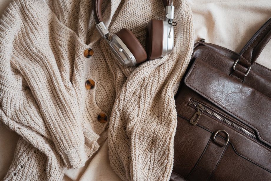 Strick, Denim und Ledertasche für kühle Tage