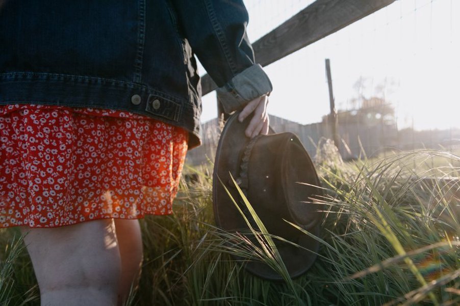 Blumenkleid mit Jeansjacke an einem milden Frühlingstag