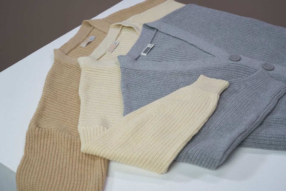 Gefaltete Strickteile in neutralen Tönen