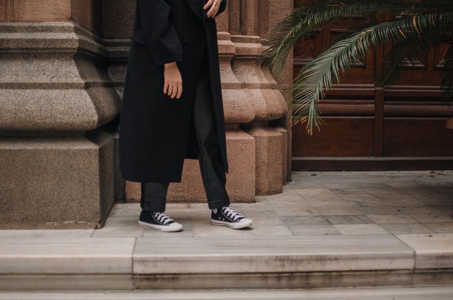 Grauer Blazer über schmaler Hose und dunklen Sneakers