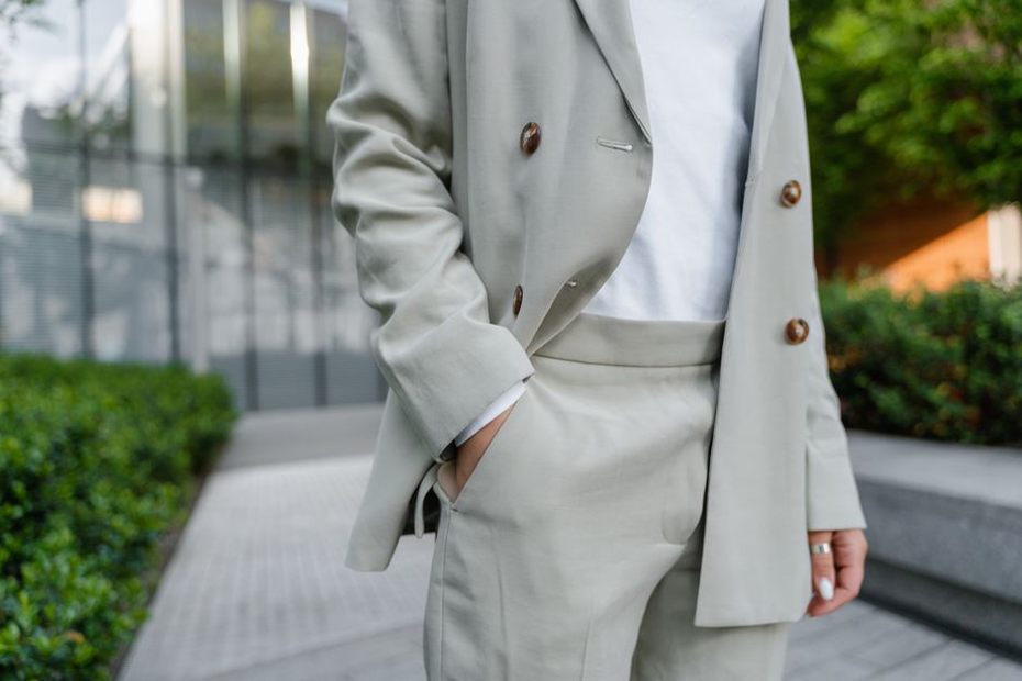 Offwhite über grauem Strick und dunkler Hose
