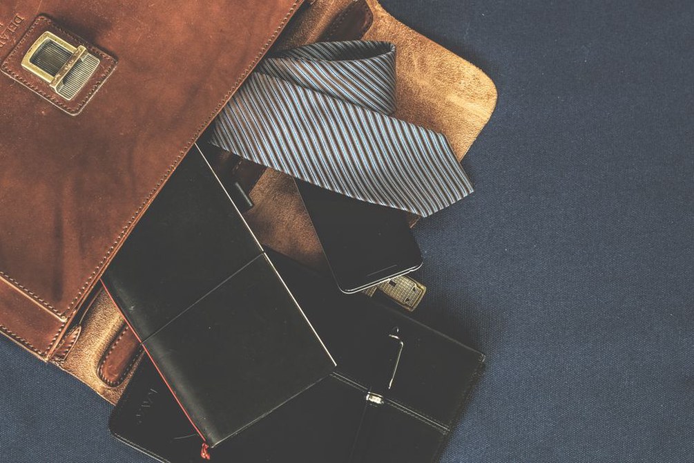 Satchel, Loafer und Cardigan als Freitagsdetails