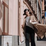 Gestreiftes Shirt unter hellem Trenchcoat