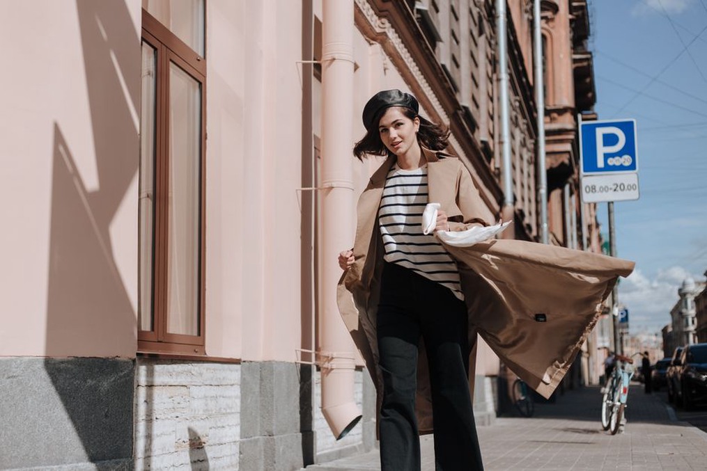 Gestreiftes Shirt unter hellem Trenchcoat