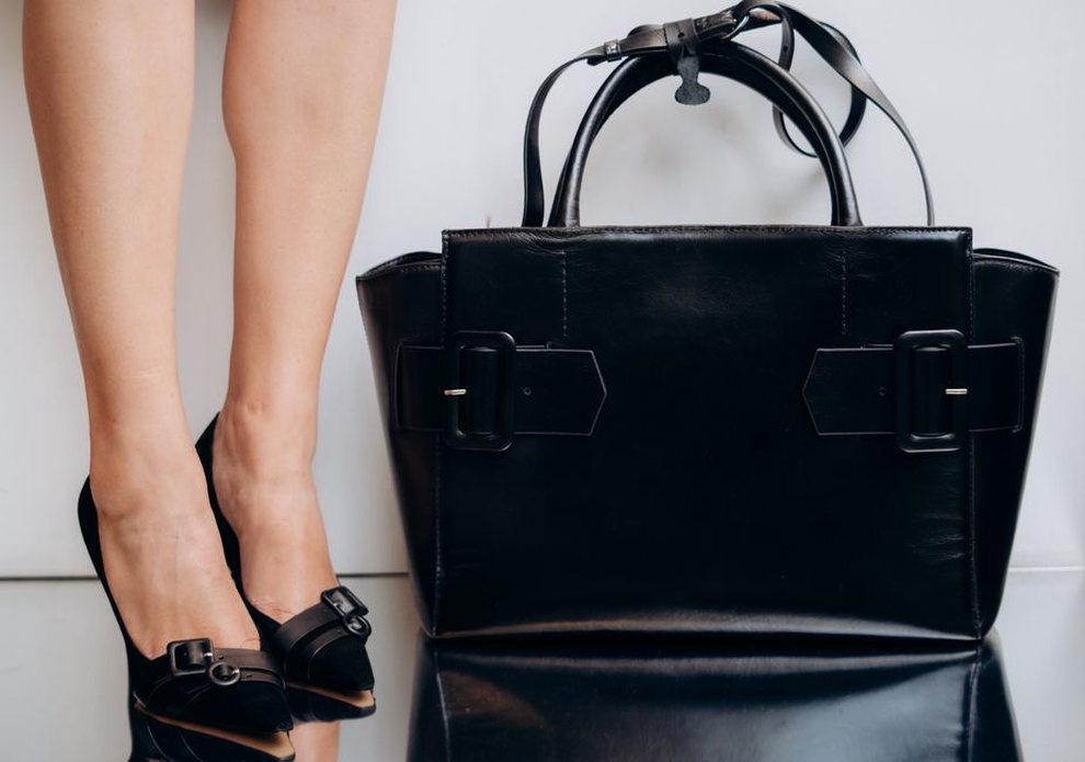 Statement-Kette und Ledertasche als modische Akzente