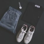 Sommerteile in Blau, Weiß und Cognac aufeinander abgestimmt