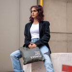 Schlichter Campus-Look mit Blazer und großer Tasche