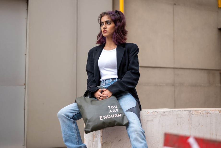 Schlichter Campus-Look mit Blazer und großer Tasche